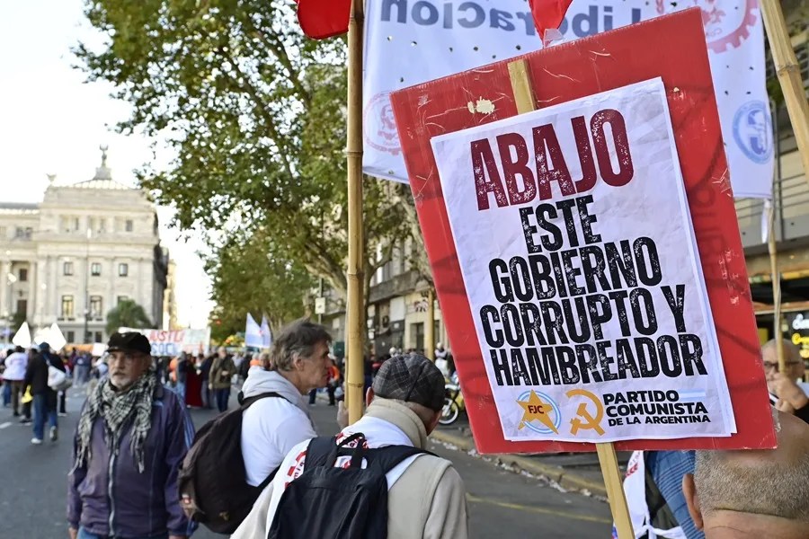 El jefe de Gabinete argentino, respaldado por Milei, se defiende de acusaciones de corrupción | 2 | Argentina corrupción