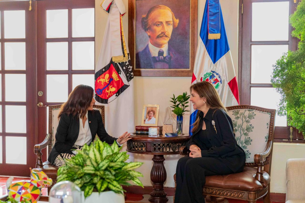 Embajadora de EE. UU. y Carolina Mejía refuerzan cooperación en reunión en la Ciudad Colonial | 2 | Embajadora de EE. UU. y Carolina Mejía refuerzan cooperación en reunión en la Ciudad Colonial