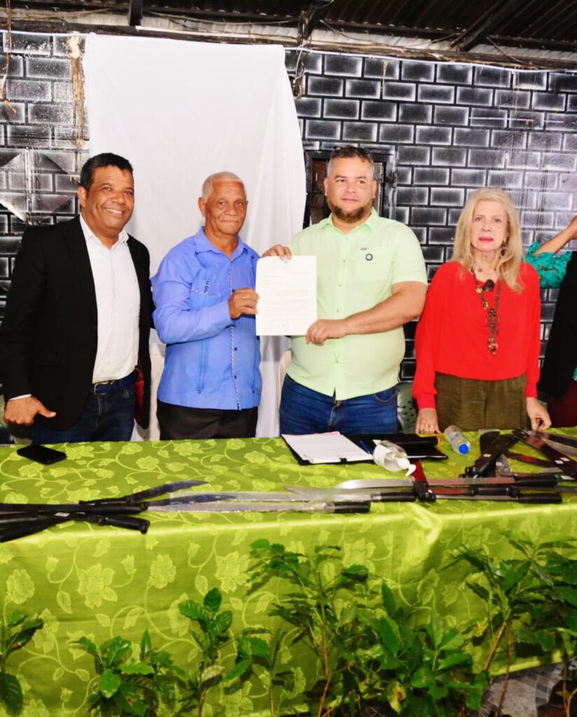 FEDA impulsa caficultura en Peralta con entrega de 60 mil plántulas en el Día Nacional del Café - Noticias de hoy en República Dominicana | De Último Minuto