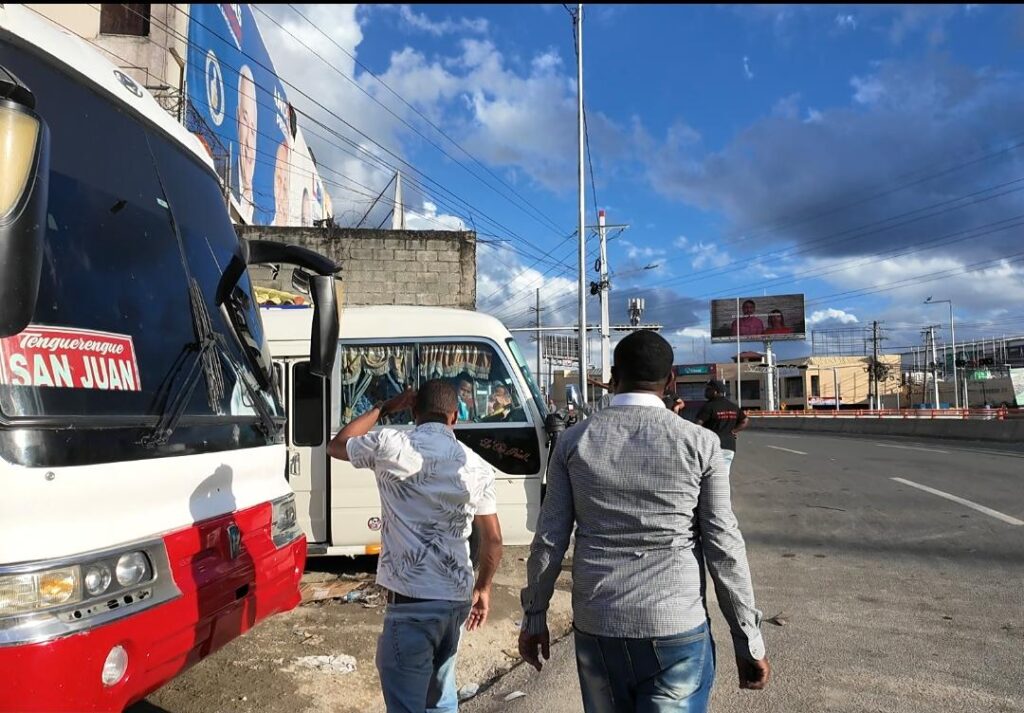 Flujo de pasajeros hacia el Sur se concentró entre el Jueves Santo y primeras horas del Viernes Santo, afirman chóferes - Noticias de hoy en República Dominicana | De Último Minuto