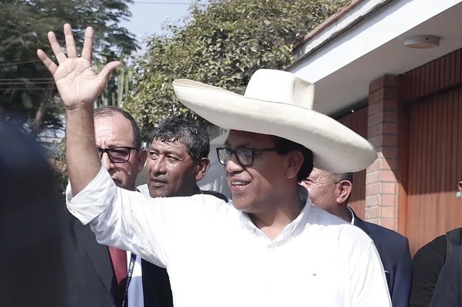 Keiko Fujimori encabeza los sondeos a boca de urna de la elección presidencial en Perú