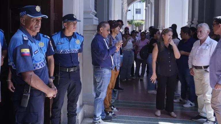 La Fiscalía de Ecuador allana las sedes del Municipio de Guayaquil por presunta falsificación de documentos | 2 | La Fiscalía de Ecuador allana las sedes del Municipio de Guayaquil por presunta falsificación de documentos