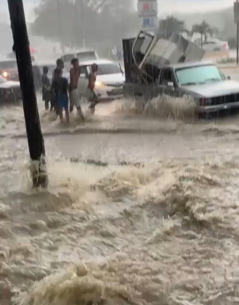 Lluvias colapsan Santiago: calles se convierten en ríos y cementerio queda bajo agua