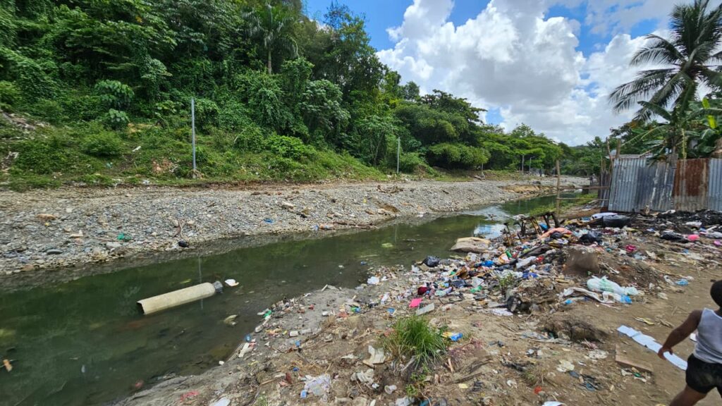 Moradores en La Puya de Arroyo Hondo piden al Gobierno intervenir cañada La Piscina | 2 | Moradores en La Puya de Arroyo Hondo piden al Gobierno intervenir cañada La Piscina - Noticias de hoy en República Dominicana | De Último Minuto