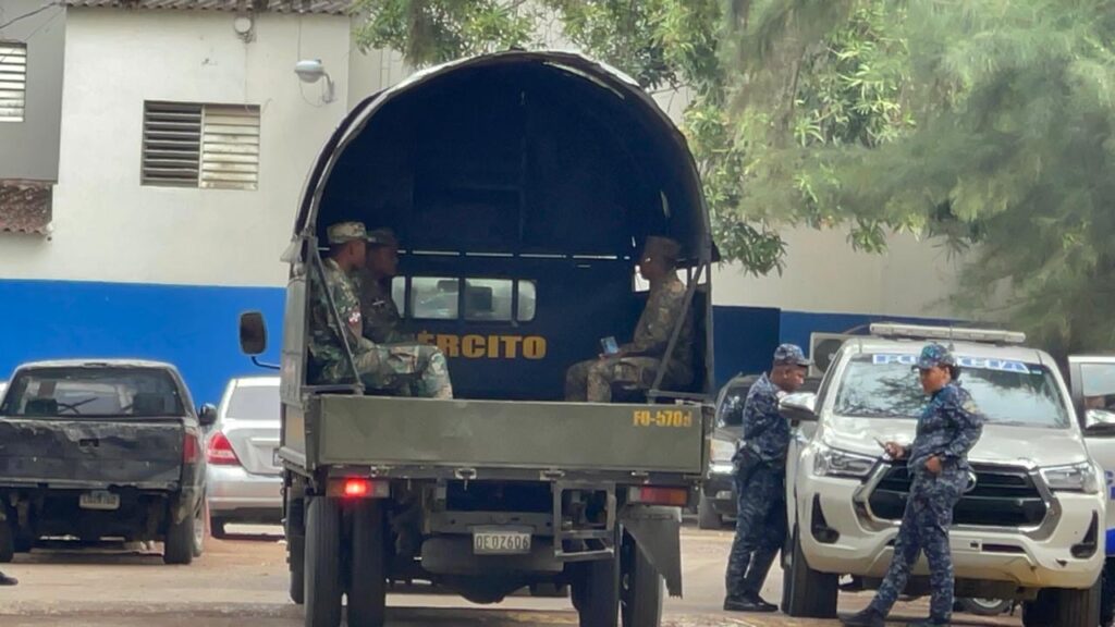 Navarrete amanece militarizado en medio de paro por 24 horas en reclamo de obras sociales - Noticias de hoy en República Dominicana | De Último Minuto