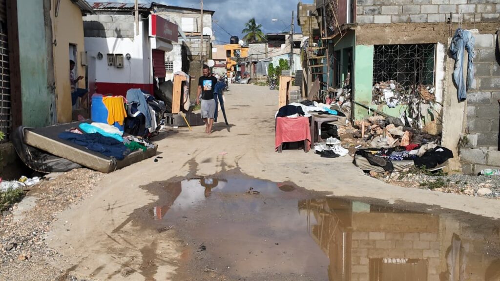 Residentes de Los Girasoles I claman por soluciones tras inundaciones productos del desbordamiento de cañada | 2 | Residentes de Los Girasoles I claman por soluciones tras inundaciones productos del desbordamiento de cañada - Noticias de hoy en República Dominicana | De Último Minuto
