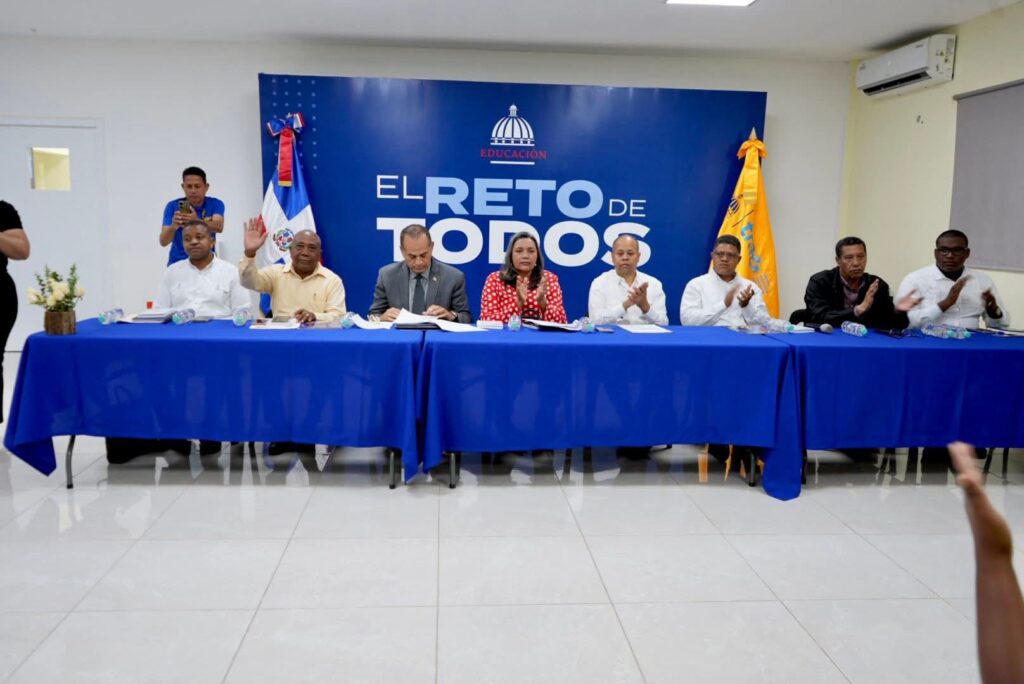 TRAE refuerza transporte escolar en la región Sur con 70 nuevos nombramientos - Noticias de hoy en República Dominicana | De Último Minuto