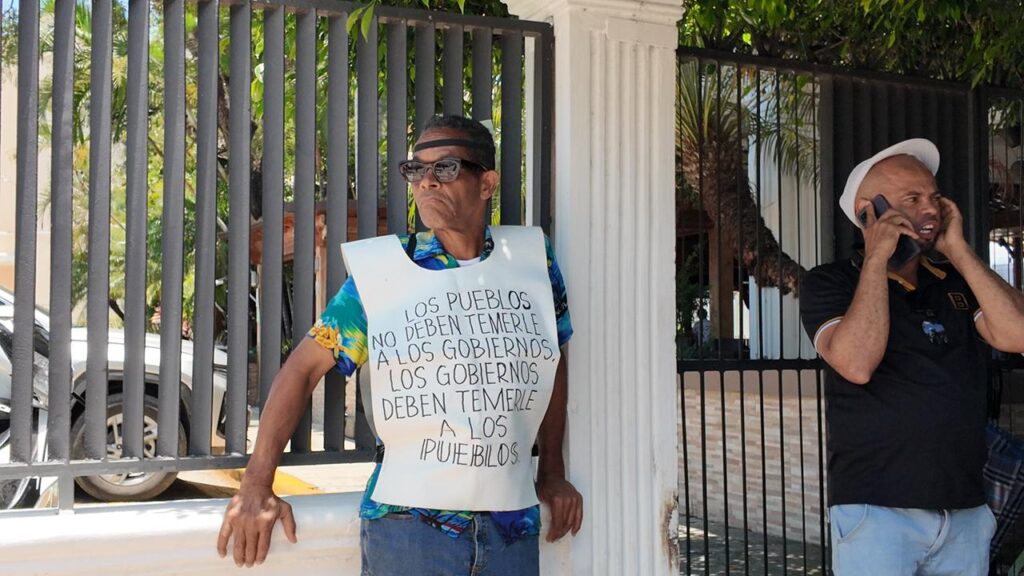 Cientos de manifestantes continúan llegando y se suman a la marcha contra la minería en San Juan - Noticias de hoy en República Dominicana | De Último Minuto