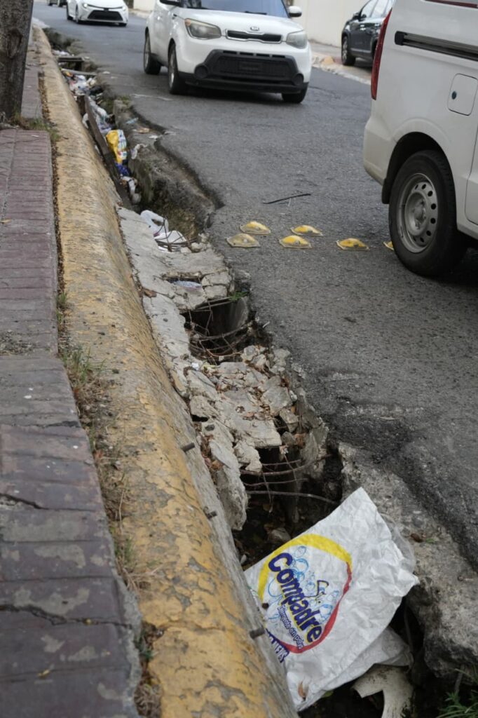 Comunitarios de Los Praditos denuncian peligro por imbornales sin rejillas - Noticias de hoy en República Dominicana | De Último Minuto