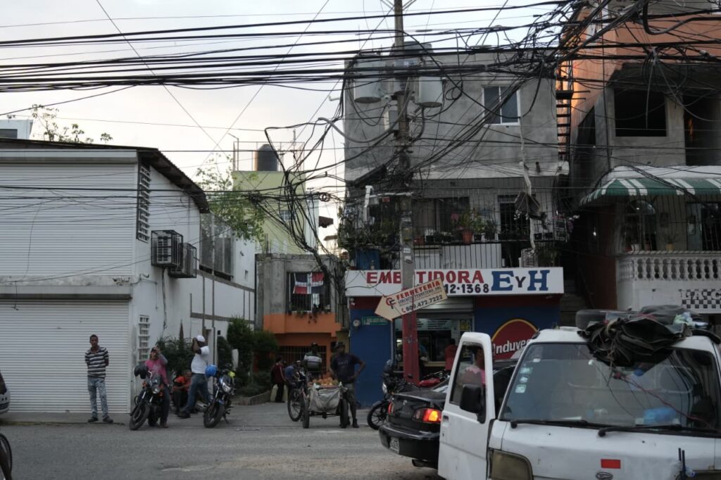 “Aquí no hay delincuencia”: residentes del Ensanche Quisqueya valoran patrullaje policial - Noticias de hoy en República Dominicana | De Último Minuto