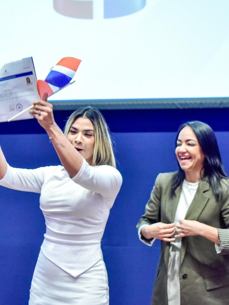 Juramentan a 149 de extranjeros que asumen nacionalidad dominicana | 3 | Juramentan a 149 de extranjeros que asumen nacionalidad dominicana - Noticias de hoy en República Dominicana | De Último Minuto