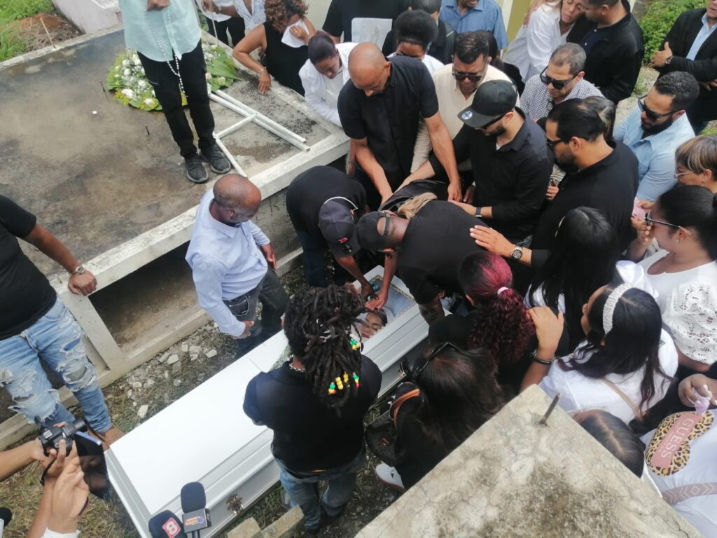 Entre lágrimas sepultan a Esmeralda Moronta en Santo Domingo - Noticias de hoy en República Dominicana | De Último Minuto