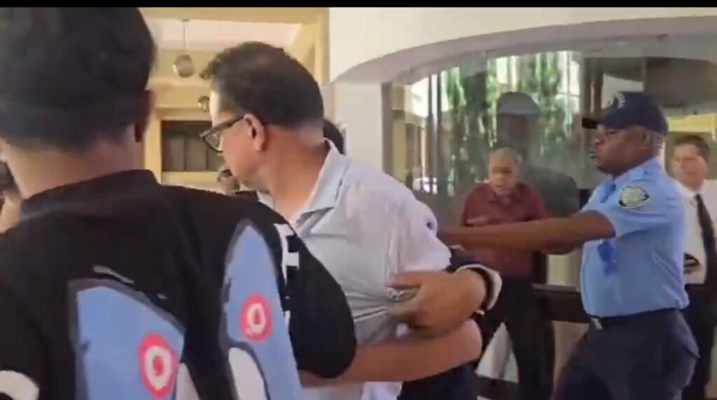 Tensión en Palacio de Justicia de Santiago: periodista y agente policial protagonizan altercado durante traslado de imputado - Noticias de hoy en República Dominicana | De Último Minuto