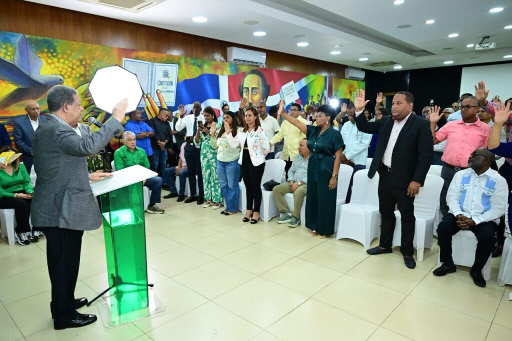 Leonel Fernández juramenta dirigentes magisteriales y asegura que la educación será prioridad en la FP | 3 | Leonel Fernández juramenta dirigentes magisteriales y asegura que la educación será prioridad en la FP - Noticias de hoy en República Dominicana | De Último Minuto