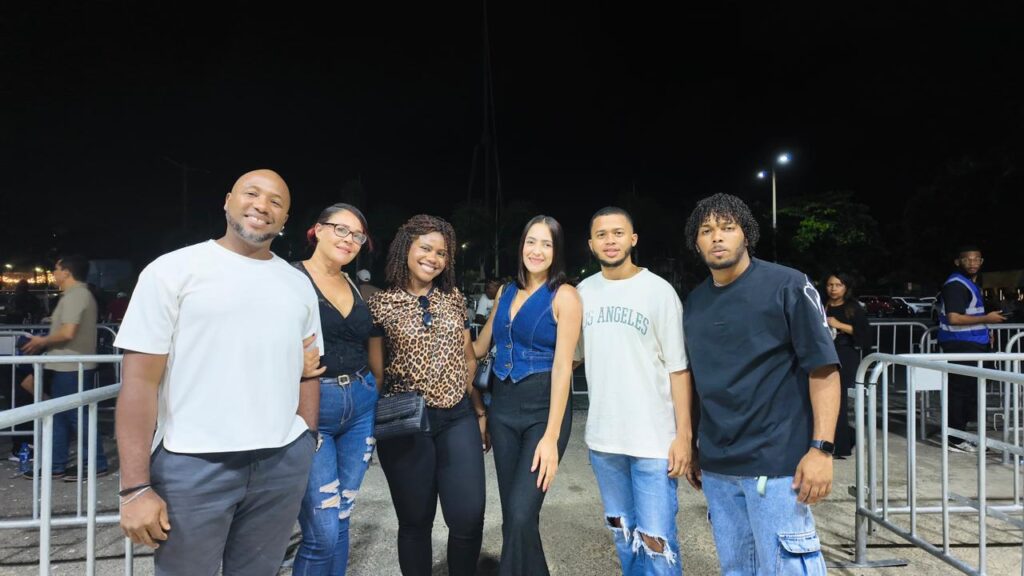 Con botas y sombreros llegan fanáticos al concierto de Los Tigres del Norte en Santo Domingo - Noticias de hoy en República Dominicana | De Último Minuto