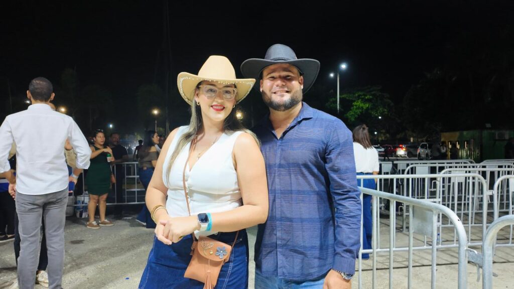 Con botas y sombreros llegan fanáticos al concierto de Los Tigres del Norte en Santo Domingo - Noticias de hoy en República Dominicana | De Último Minuto