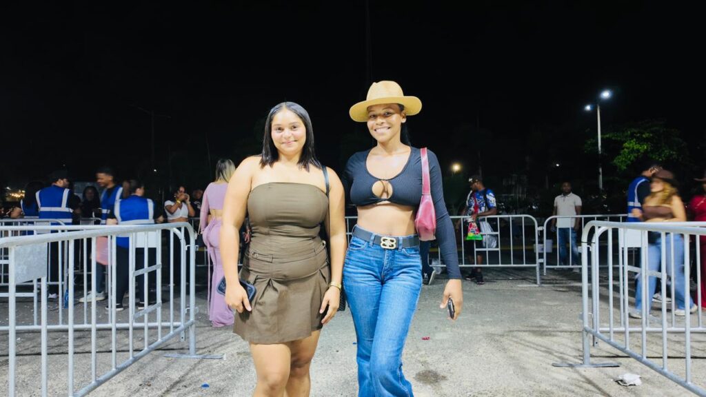 Con botas y sombreros llegan fanáticos al concierto de Los Tigres del Norte en Santo Domingo - Noticias de hoy en República Dominicana | De Último Minuto