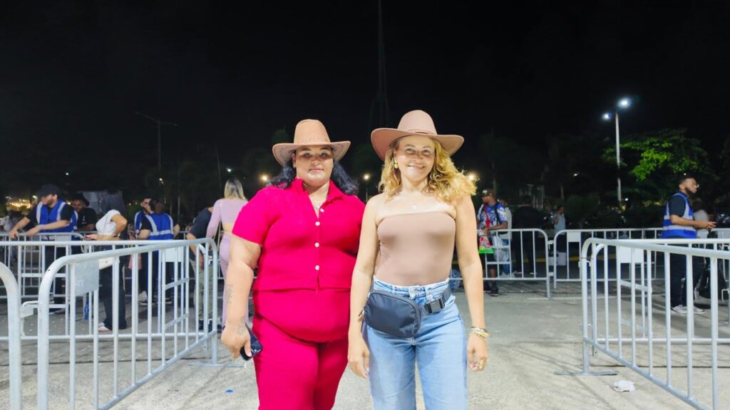 Con botas y sombreros llegan fanáticos al concierto de Los Tigres del Norte en Santo Domingo - Noticias de hoy en República Dominicana | De Último Minuto