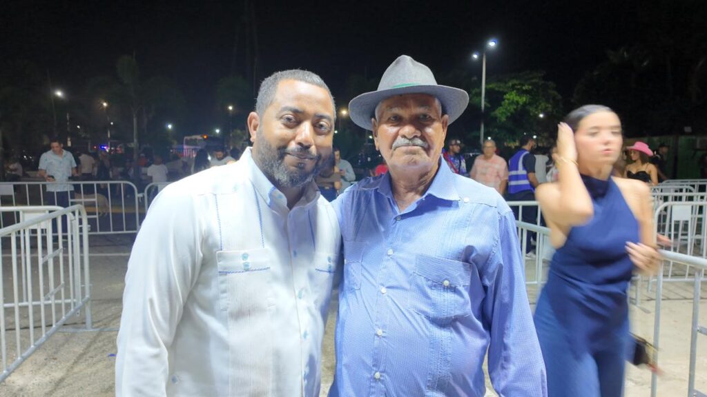 Con botas y sombreros llegan fanáticos al concierto de Los Tigres del Norte en Santo Domingo - Noticias de hoy en República Dominicana | De Último Minuto