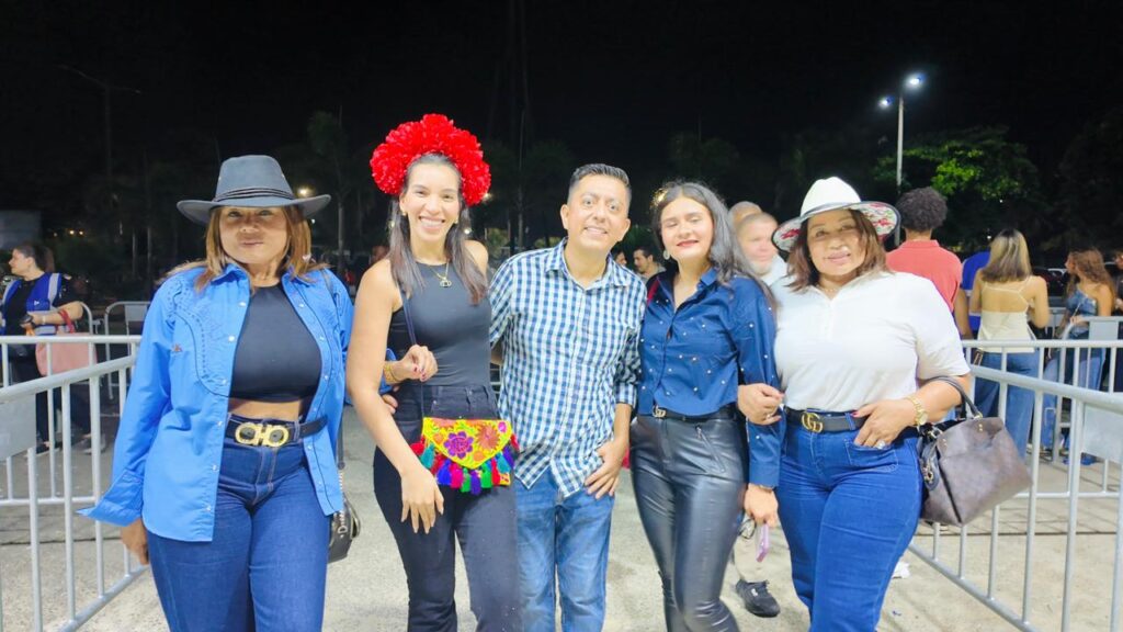 Con botas y sombreros llegan fanáticos al concierto de Los Tigres del Norte en Santo Domingo - Noticias de hoy en República Dominicana | De Último Minuto
