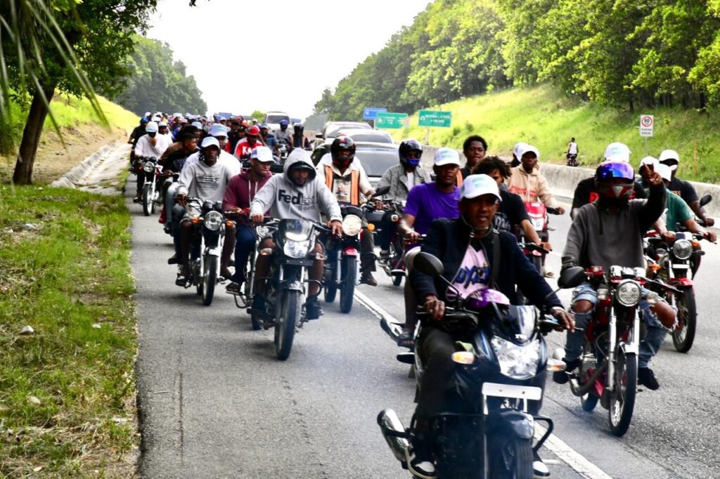 Comunitarios de Pedro Brand afectados por bombas lacrimógenas durante manifestación | 3 | Comunitarios de Pedro Brand afectados por bombas lacrimógenas durante manifestación - Noticias de hoy en República Dominicana | De Último Minuto