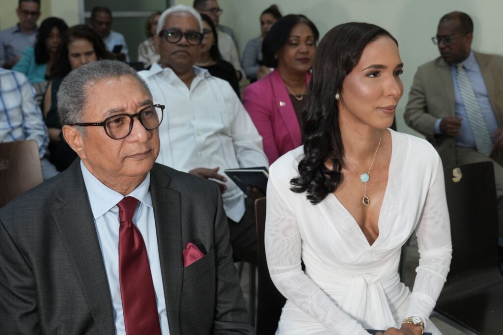 Abogada Eykis García Díaz publica libro “Artículo 100: El camino del abogado extranjero en Francia” - Noticias de hoy en República Dominicana | De Último Minuto