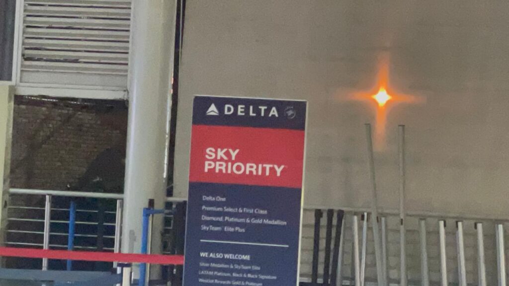 Investigan extraño hedor en vuelo de Delta que provocó vómitos y obligó aterrizaje de emergencia en Santiago | 3 | Investigan extraño hedor en vuelo de Delta que provocó vómitos y obligó aterrizaje de emergencia en Santiago - Noticias de hoy en República Dominicana | De Último Minuto