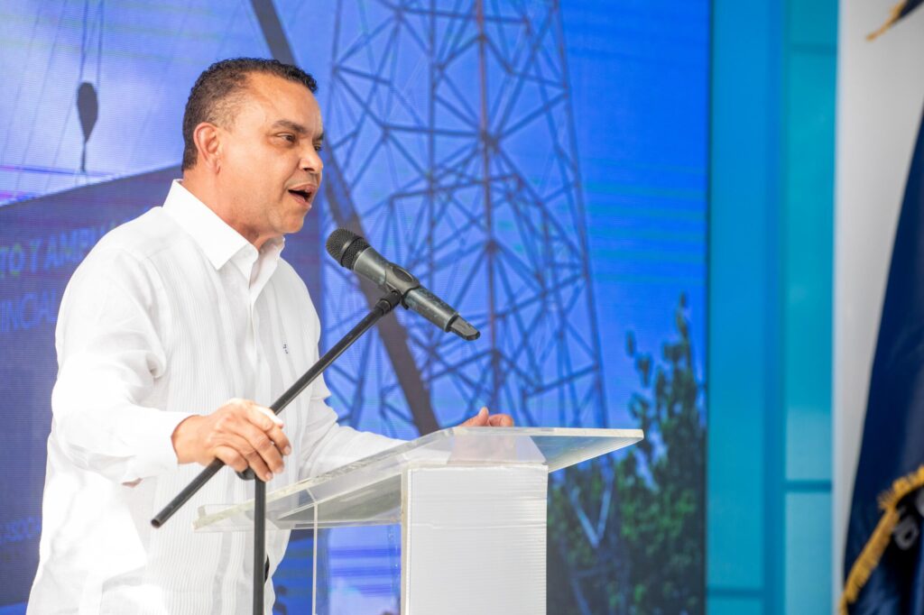 Abinader entrega 48 camas de internamiento y 15 unidades de cuidados intensivos en Barahona | 3 | Abinader entrega 48 camas de internamiento y 15 unidades de cuidados intensivos en Barahona - Noticias de hoy en República Dominicana | De Último Minuto