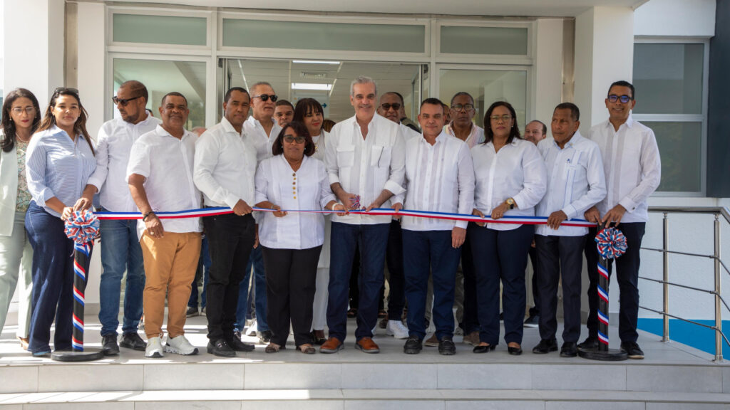 Abinader entrega 48 camas de internamiento y 15 unidades de cuidados intensivos en Barahona | 4 | Abinader entrega 48 camas de internamiento y 15 unidades de cuidados intensivos en Barahona - Noticias de hoy en República Dominicana | De Último Minuto