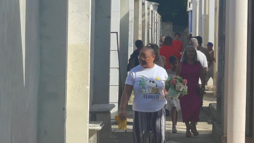 Entre flores y lágrimas, santiagueros visitan cementerios para honrar a sus madres fallecidas - Noticias de hoy en República Dominicana | De Último Minuto