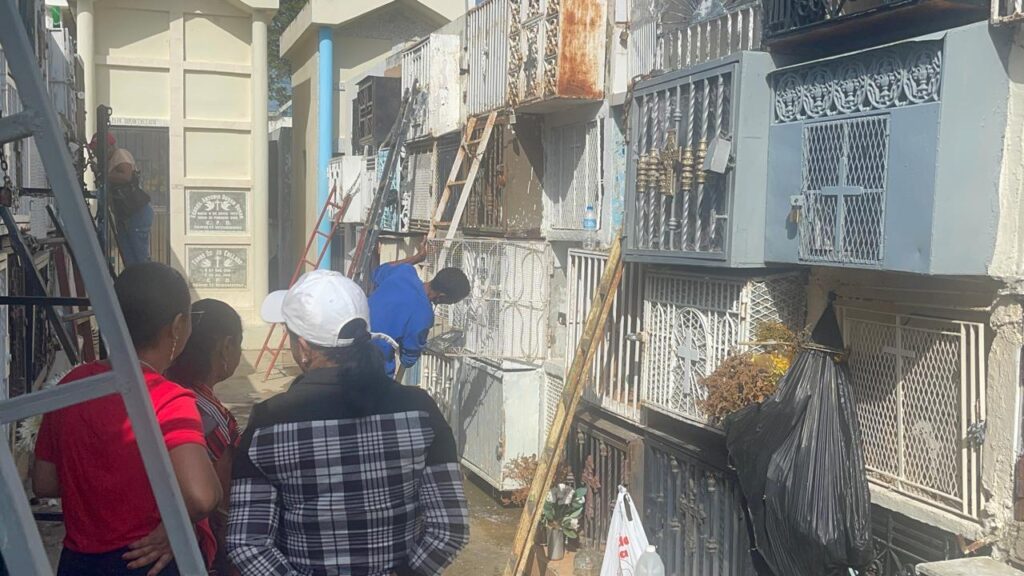 Entre flores y lágrimas, santiagueros visitan cementerios para honrar a sus madres fallecidas - Noticias de hoy en República Dominicana | De Último Minuto