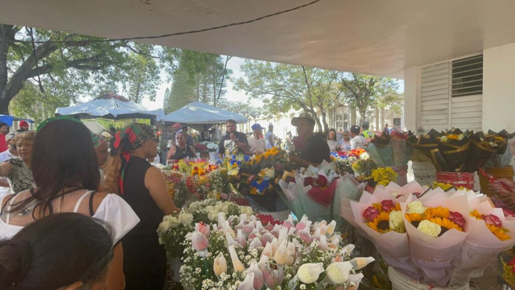 “Desde que murió mi madre no tengo paz”: hermanas honran entre lágrimas en el cementerio de Santiago - Noticias de hoy en República Dominicana | De Último Minuto