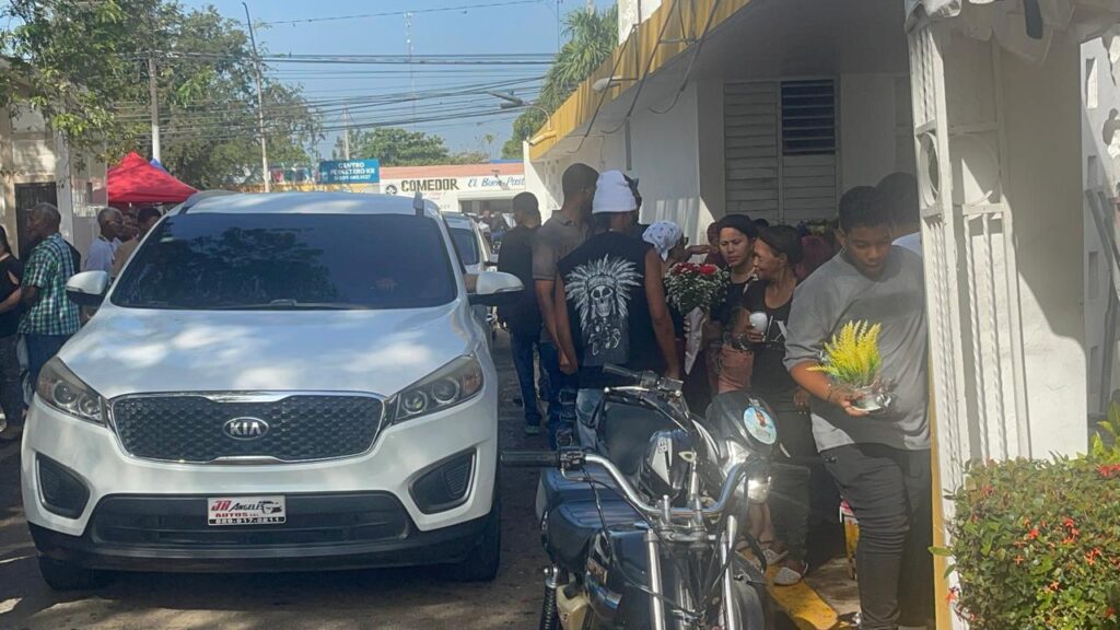 Alta afluencia de visitantes dinamiza ventas en el cementerio Ingenio Arriba durante el Día de las Madres - Noticias de hoy en República Dominicana | De Último Minuto