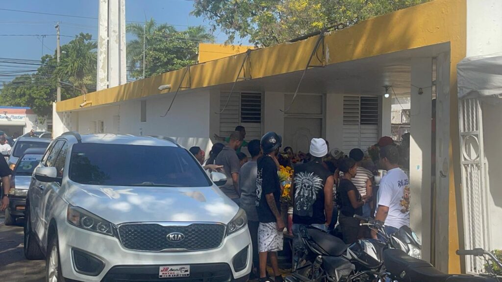 Alta afluencia de visitantes dinamiza ventas en el cementerio Ingenio Arriba durante el Día de las Madres - Noticias de hoy en República Dominicana | De Último Minuto
