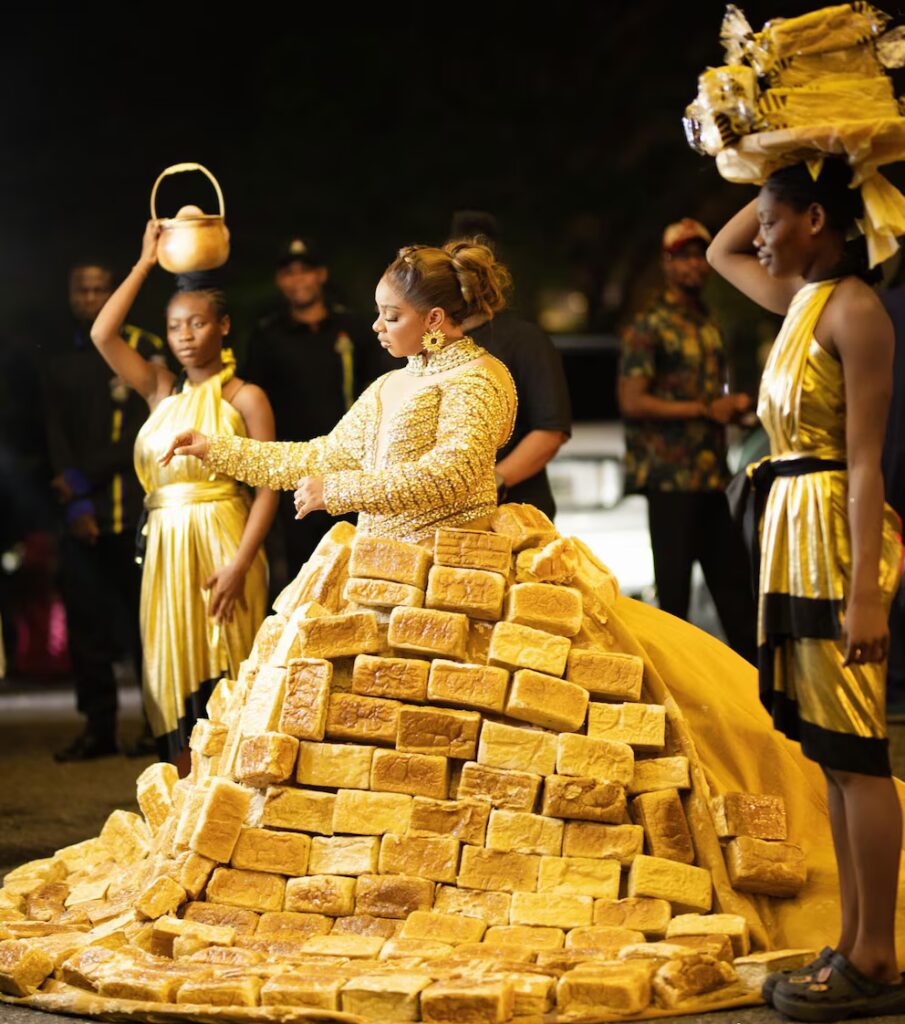 500 panes, dos ayudantes y un debate global: el insólito vestido que paralizó la alfombra roja más importante de África | 2 | 500 panes, dos ayudantes y un debate global: el insólito vestido que paralizó la alfombra roja más importante de África - Noticias de hoy en República Dominicana | De Último Minuto