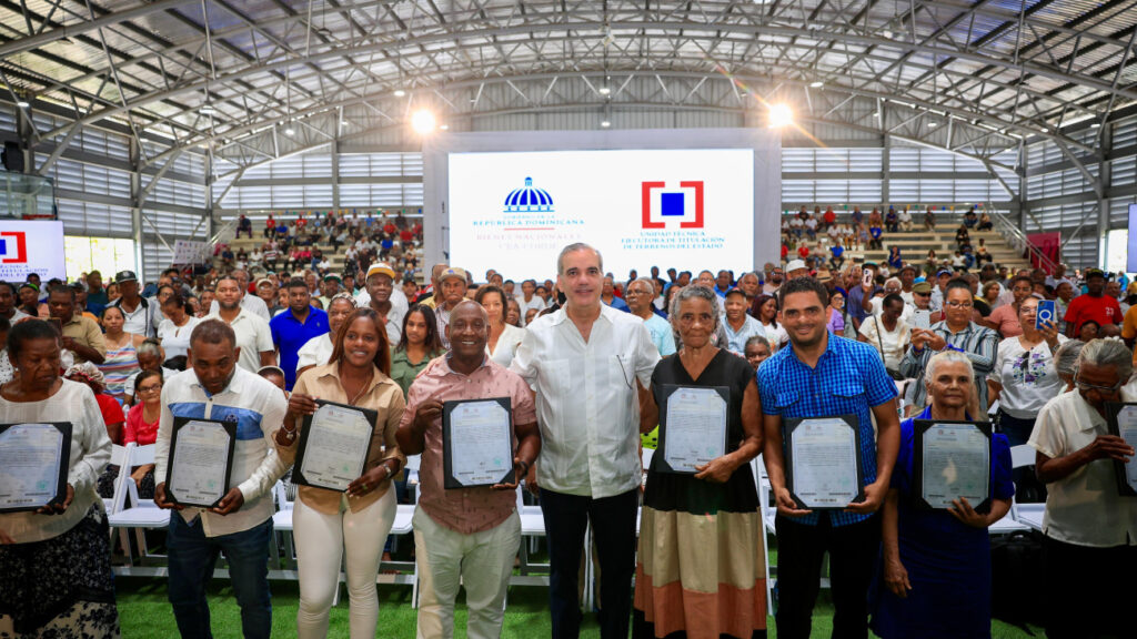 Abinader encabeza entrega de más de 1,000 títulos de propiedad en Domingo Savio | 2 | Abinader encabeza entrega de más de 1,000 títulos de propiedad en Domingo Savio - Noticias de hoy en República Dominicana | De Último Minuto