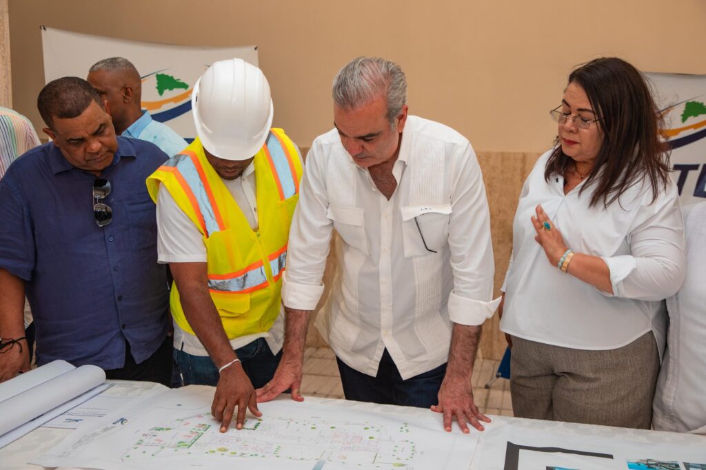 Abinader entrega 48 camas de internamiento y 15 unidades de cuidados intensivos en Barahona | 2 | Abinader entrega 48 camas de internamiento y 15 unidades de cuidados intensivos en Barahona - Noticias de hoy en República Dominicana | De Último Minuto