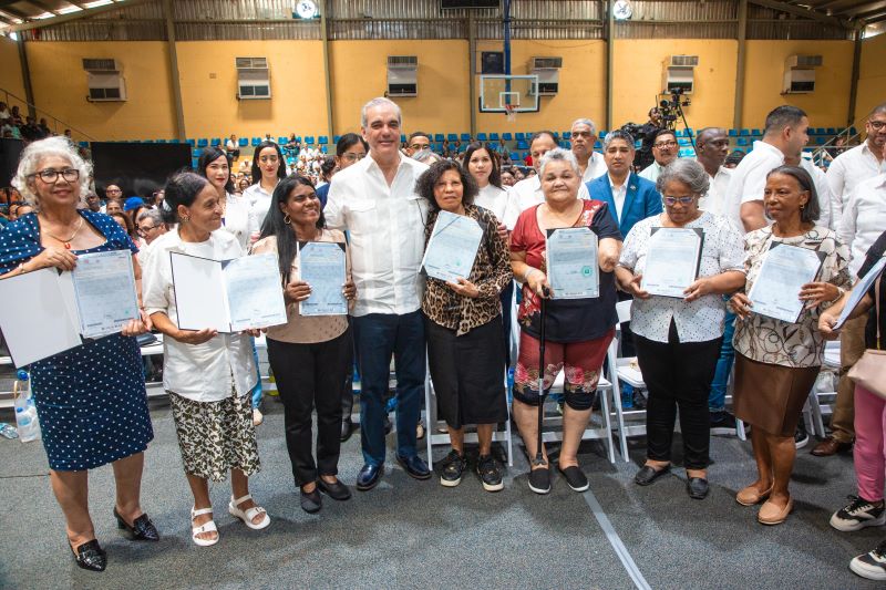 Abinader entrega en Haina 1,279 títulos de propiedad en vísperas del Día de las Madres - Noticias de hoy en República Dominicana | De Último Minuto