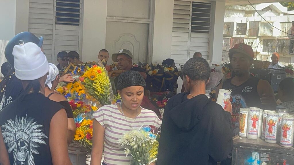 Alta afluencia de visitantes dinamiza ventas en el cementerio Ingenio Arriba durante el Día de las Madres - Noticias de hoy en República Dominicana | De Último Minuto