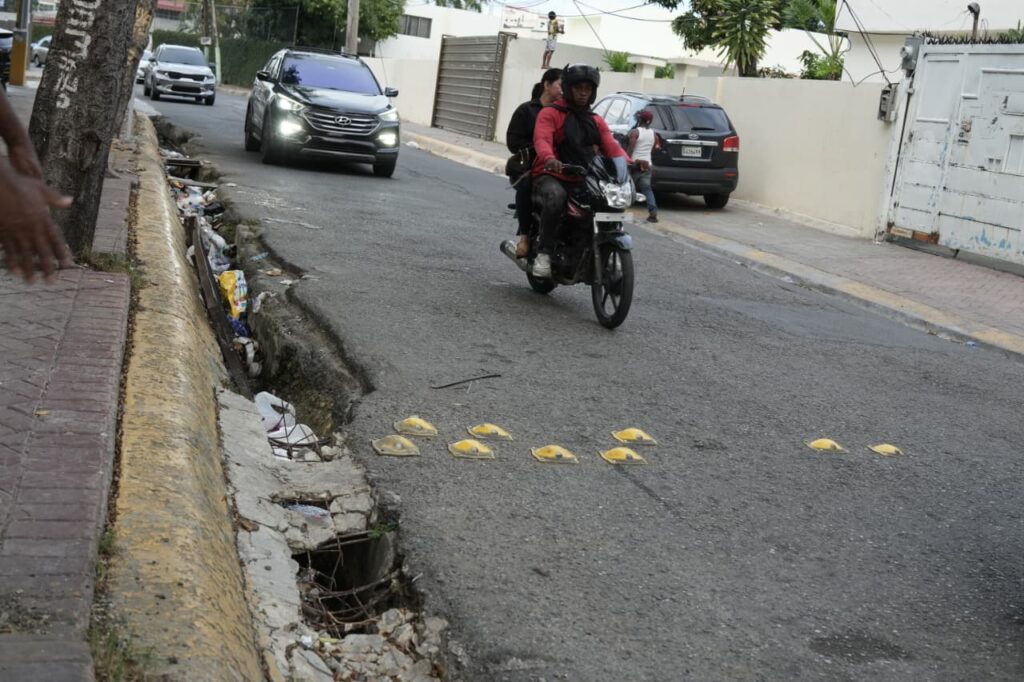 Comunitarios de Los Praditos denuncian peligro por imbornales sin rejillas - Noticias de hoy en República Dominicana | De Último Minuto