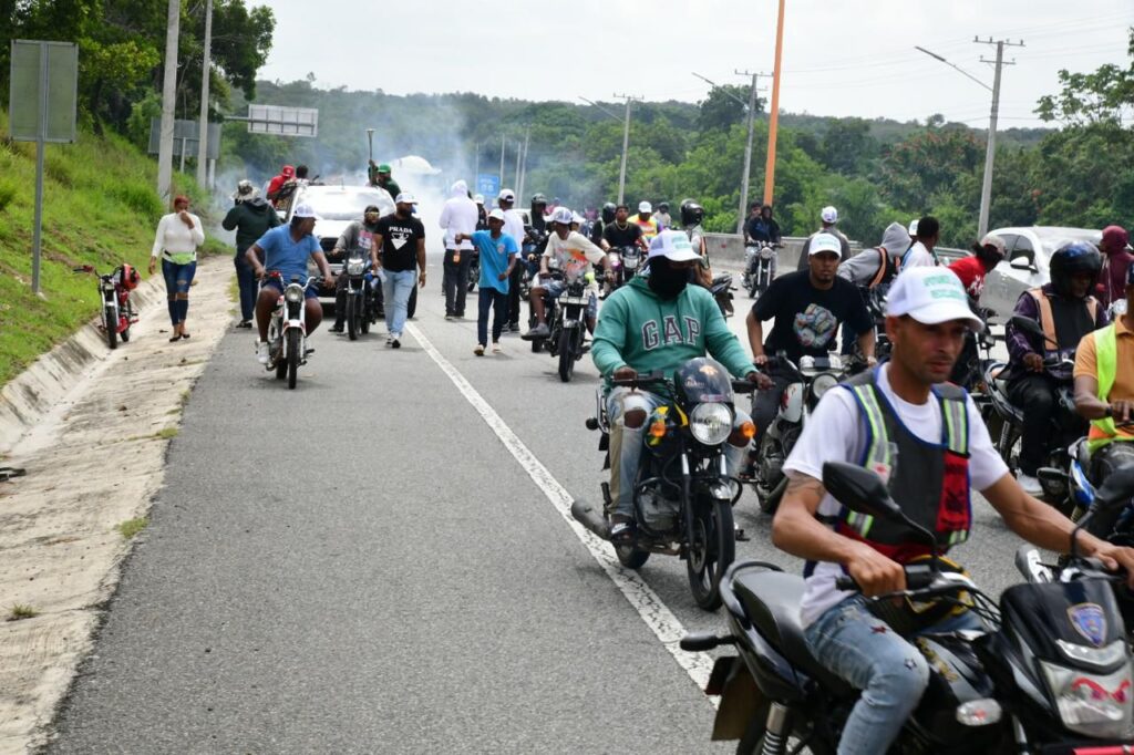 Comunitarios de Pedro Brand afectados por bombas lacrimógenas durante manifestación | 2 | Comunitarios de Pedro Brand afectados por bombas lacrimógenas durante manifestación - Noticias de hoy en República Dominicana | De Último Minuto