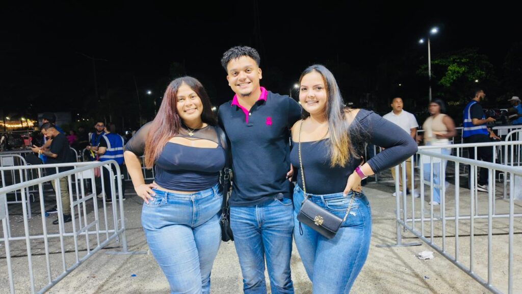Con botas y sombreros llegan fanáticos al concierto de Los Tigres del Norte en Santo Domingo - Noticias de hoy en República Dominicana | De Último Minuto
