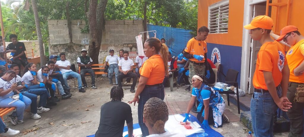 Defensa Civil de La Romana capacita personal voluntario, incluyendo estudiantes de las 60 Horas | 2 | Defensa Civil de La Romana capacita personal voluntario, incluyendo estudiantes de las 60 Horas - Noticias de hoy en República Dominicana | De Último Minuto