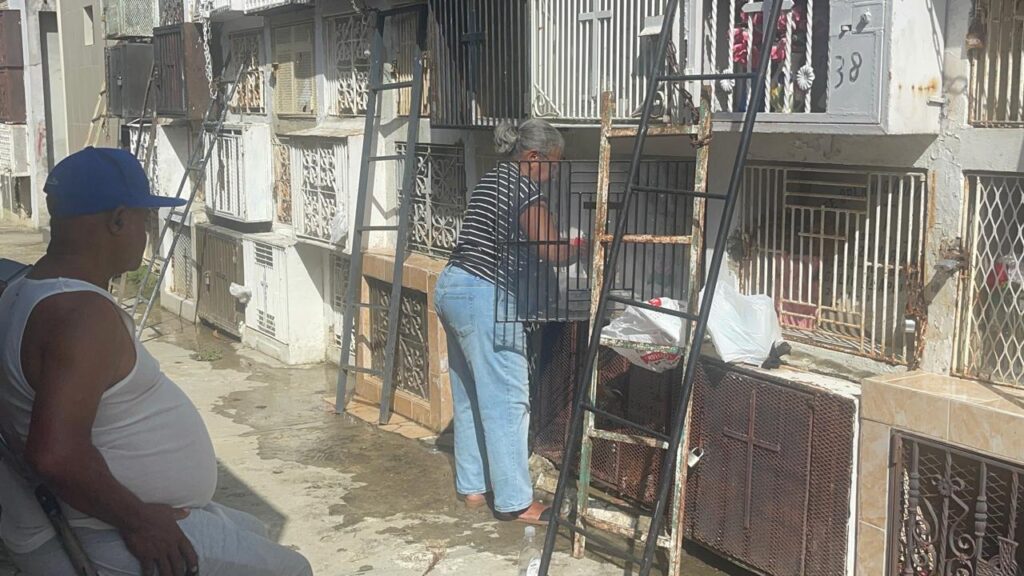 “Desde que murió mi madre no tengo paz”: hermanas honran entre lágrimas en el cementerio de Santiago - Noticias de hoy en República Dominicana | De Último Minuto