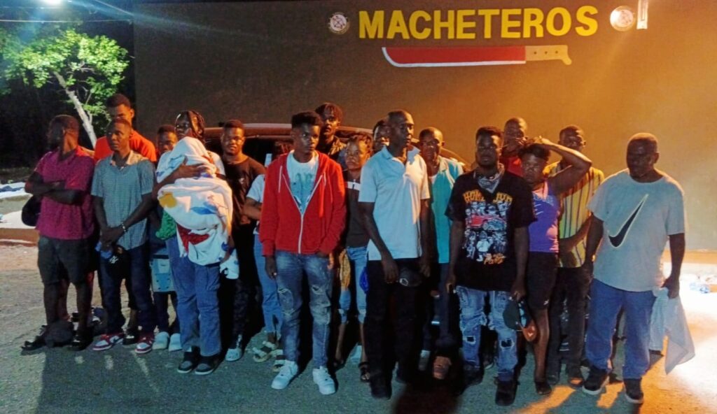 Ejército intercepta vehículos con 27 haitianos indocumentados en Valverde - Noticias de hoy en República Dominicana | De Último Minuto