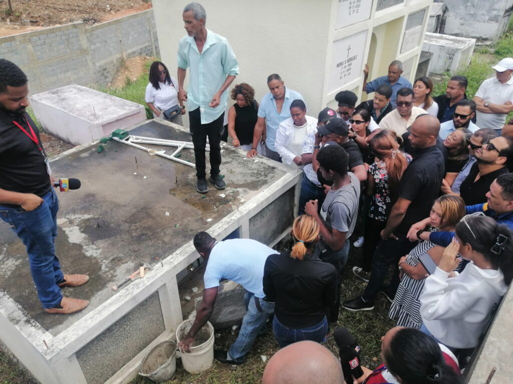 Entre lágrimas sepultan a Esmeralda Moronta en Santo Domingo - Noticias de hoy en República Dominicana | De Último Minuto