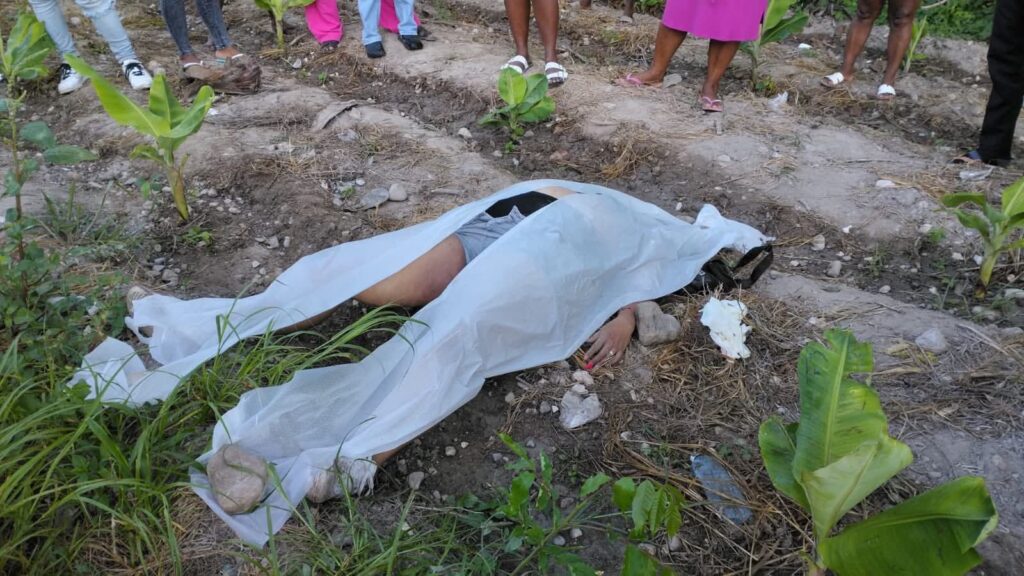 Extranjera es hallada muerta próximo a la Circunvalación de Azua | 2 | Extranjera es hallada muerta próximo a la Circunvalación de Azua - Noticias de hoy en República Dominicana | De Último Minuto