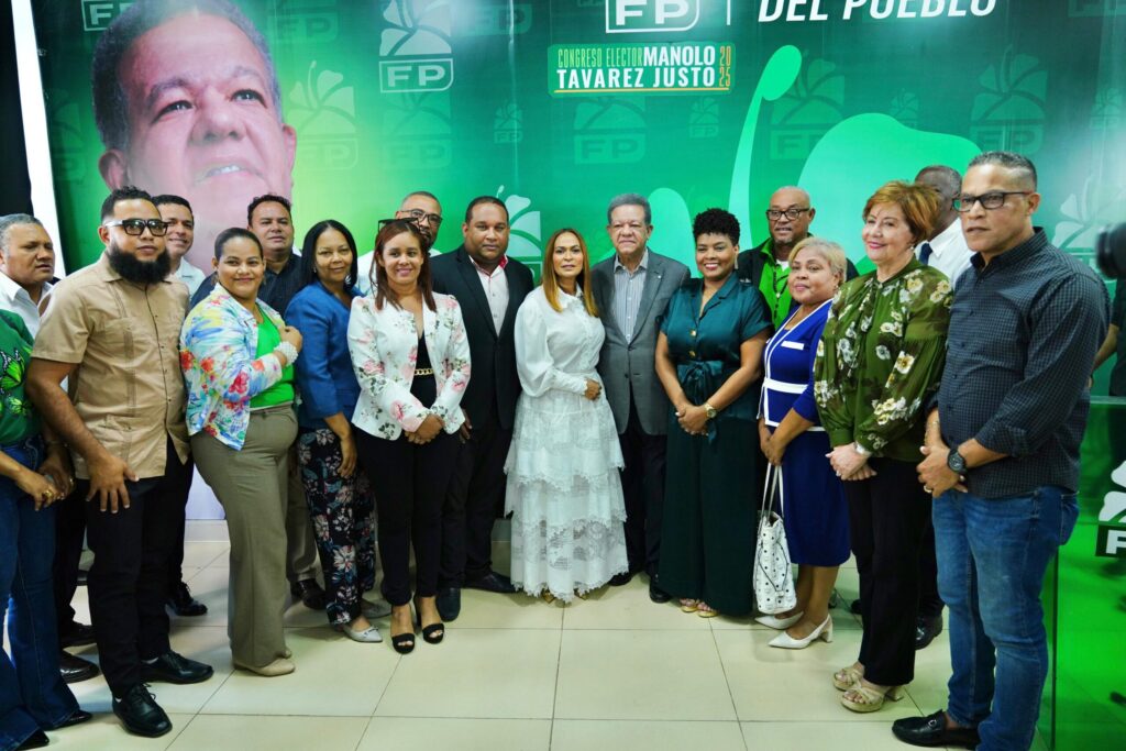 Leonel Fernández juramenta dirigentes magisteriales y asegura que la educación será prioridad en la FP | 2 | Leonel Fernández juramenta dirigentes magisteriales y asegura que la educación será prioridad en la FP - Noticias de hoy en República Dominicana | De Último Minuto