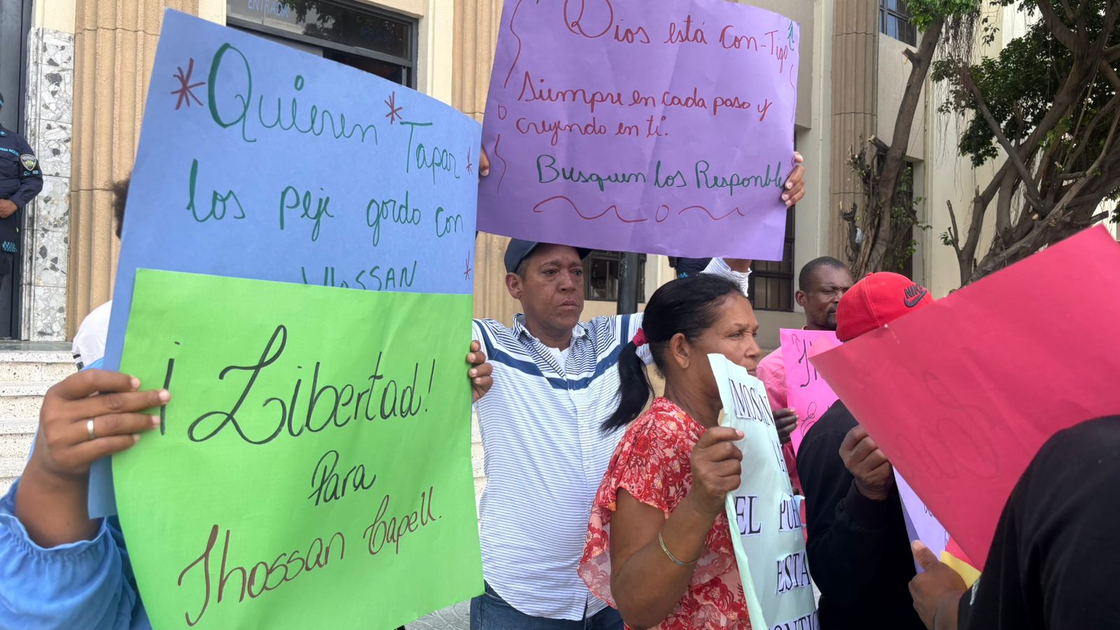 Personas se concentran frente al Palacio de Justicia en apoyo a Jhossan Capell y exigen su libertad | 3 | Personas se concentran frente al Palacio de Justicia en apoyo a Jhossan Capell y exigen su libertad - Noticias de hoy en República Dominicana | De Último Minuto