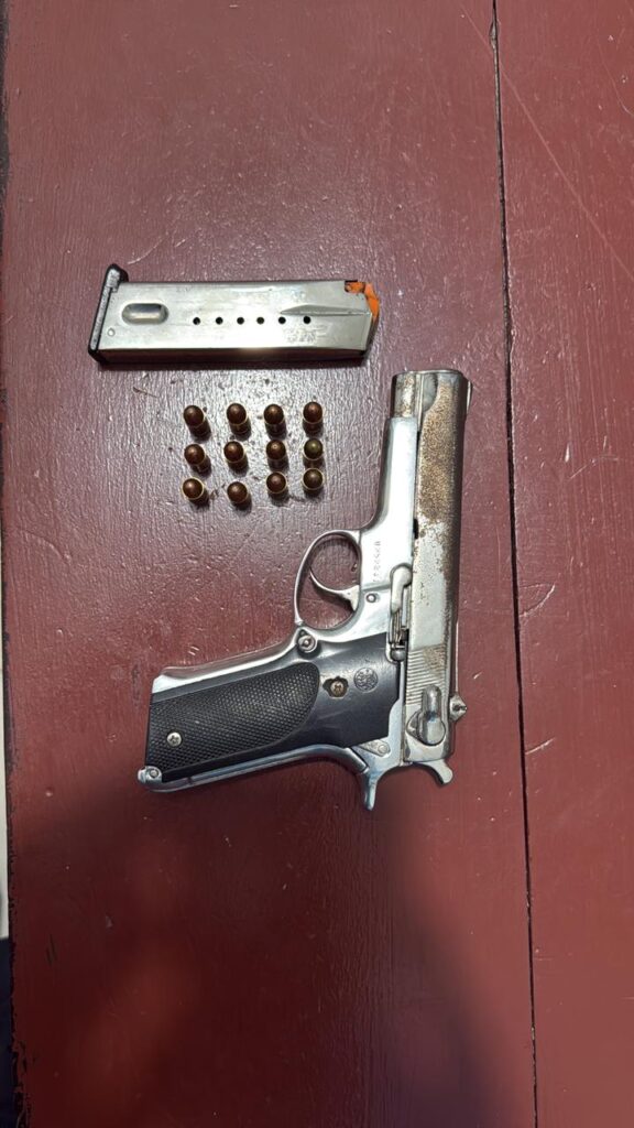 Policía apresa prófugo y ocupa pistola durante allanamiento en Las Matas de Santa Cruz | 2 | Policía apresa prófugo y ocupa pistola durante allanamiento en Las Matas de Santa Cruz - Noticias de hoy en República Dominicana | De Último Minuto